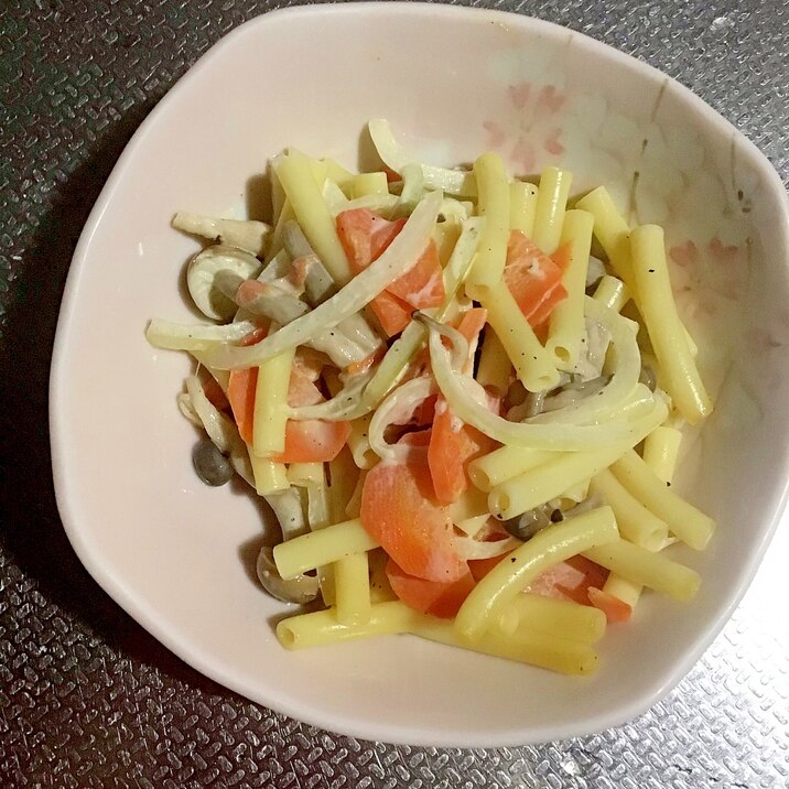 シメジのマカロニサラダ。
